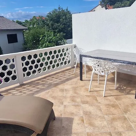 Apartment Garden Krk Town